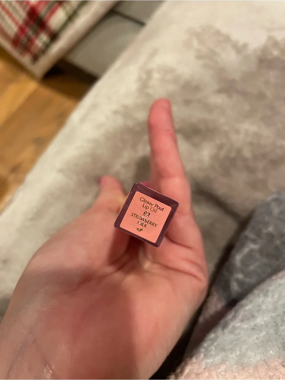 NWT Estée Lauder glossy pout lip oil in strawberry milk pink shade